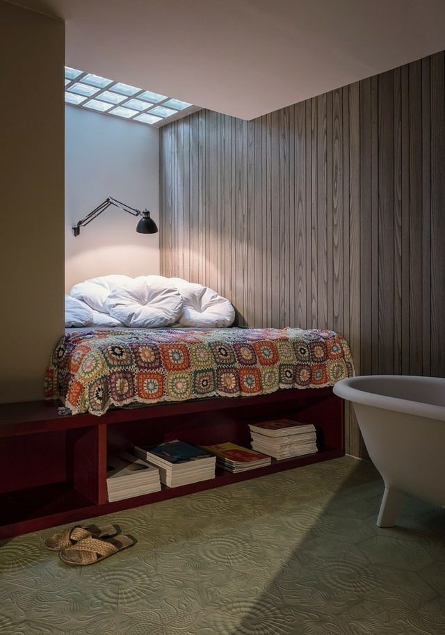 Säng-mellan-väggar-med-badkar-vattentätt-golv-med-mönster