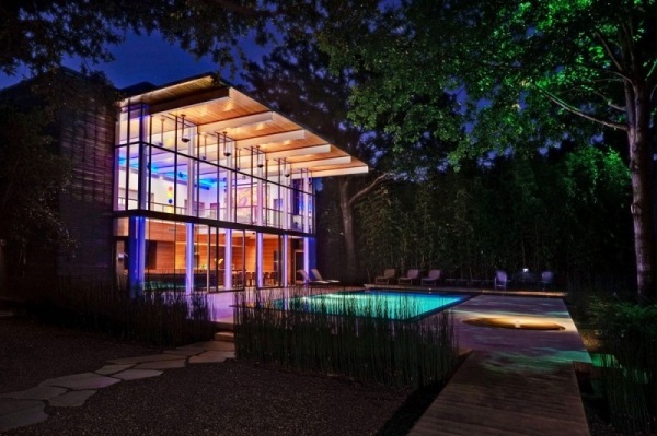 modernt arkitekthus fönster fram pool belysning