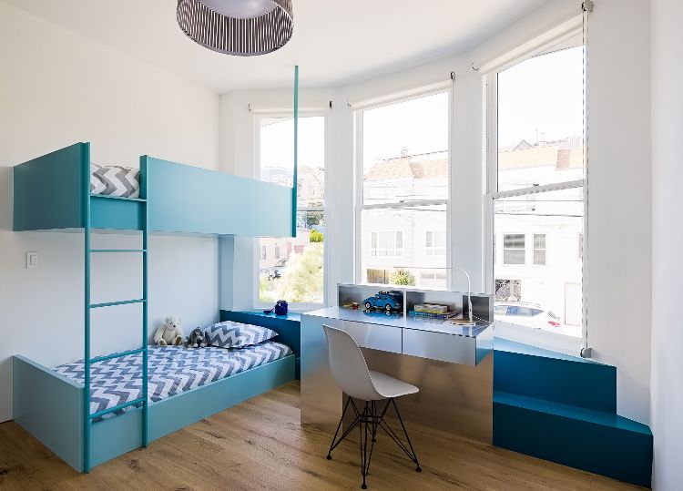 hus med glasfront tre våningar nybyggnad design ljusblå säng barnrum skrivbord leksaksvy