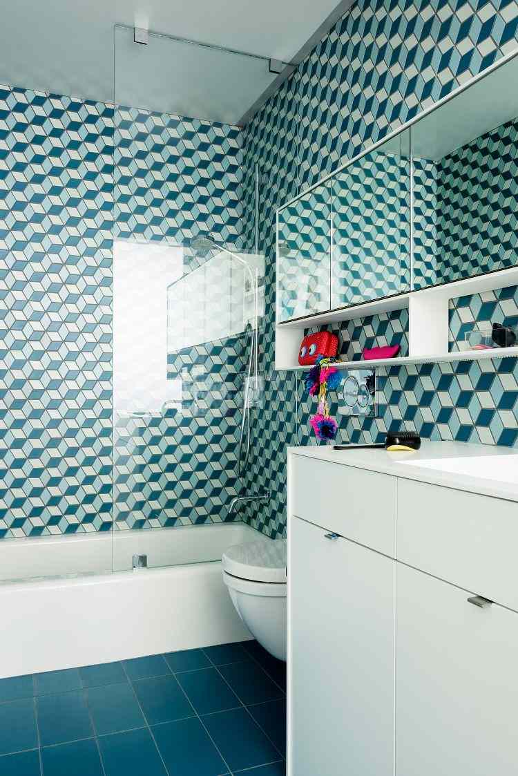 barn badrum geometriska mönster väggar former duschkabin glaspanel badkar