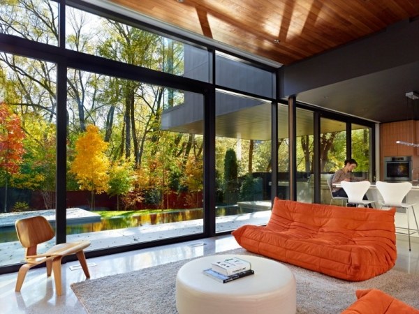 Vardagsrum lounge orange möbler visa utomhuspool