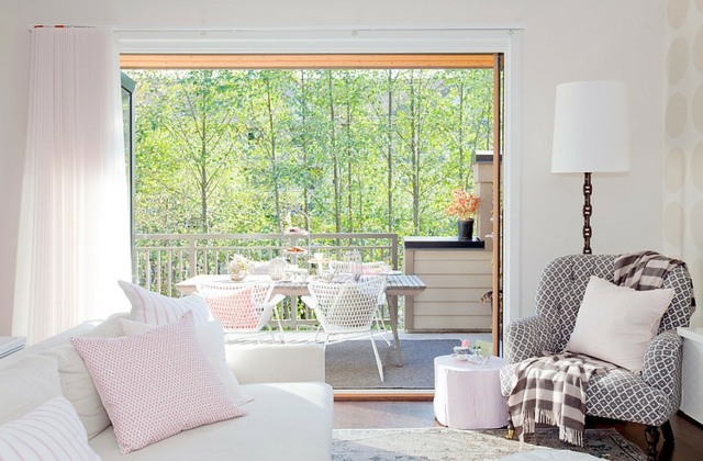 Veranda-vita möbler-golvlampa-fåtölj-retrostil