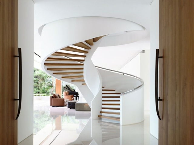 spiralformad-banister-fåtölj-vit-golv