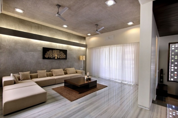 minimalistiskt vardagsrum i marmorgolv