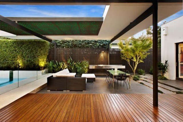 modernt hus pool terrass vardagsrum matplats trädgårdsmöbler