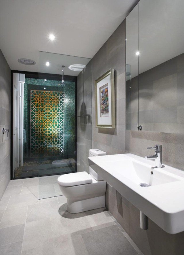 modernt fritidshus inredning badrum dusch område färgstark