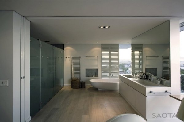 modernt hus med massor av glaslätta badrumsgranitplattor