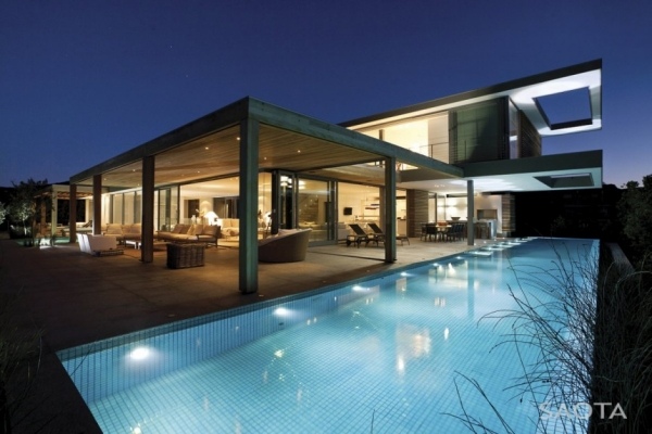 modernt hus med massor av glasljus Sydafrika Saota poolbelysning