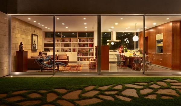 modern husdesign i pacific palisades vardagsrum