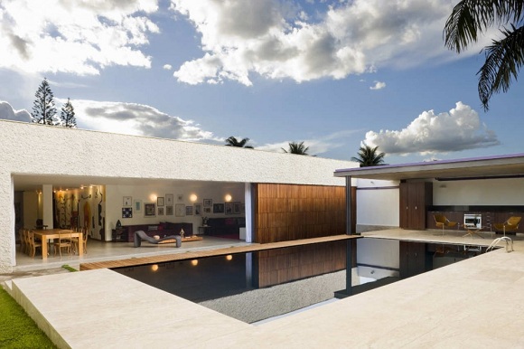 minimalistiskt hus med pool