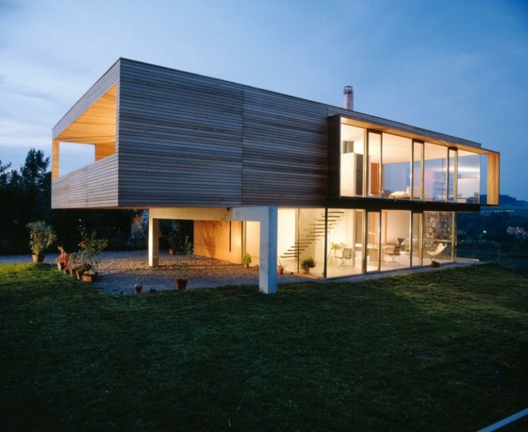 trähus bygga minimalistisk stil miljövänliga fönsterfronter