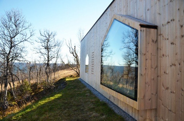 modernt trähus på sluttning-glas gavel fönster-norge