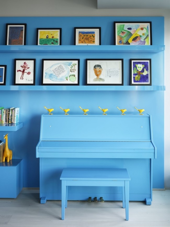 pianoblå modern lägenhetinredning i ljusa färger