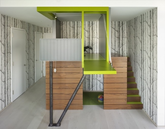 Barnhus på modern lägenhetinredning i ljusa färger