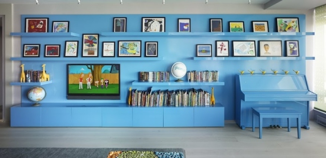 blå vägghylla modern lägenhetinredning i ljusa färger