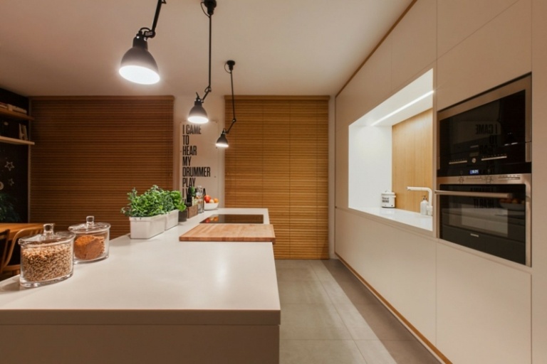 interiör i vit och trä minimalistisk inredning köksspis belysning