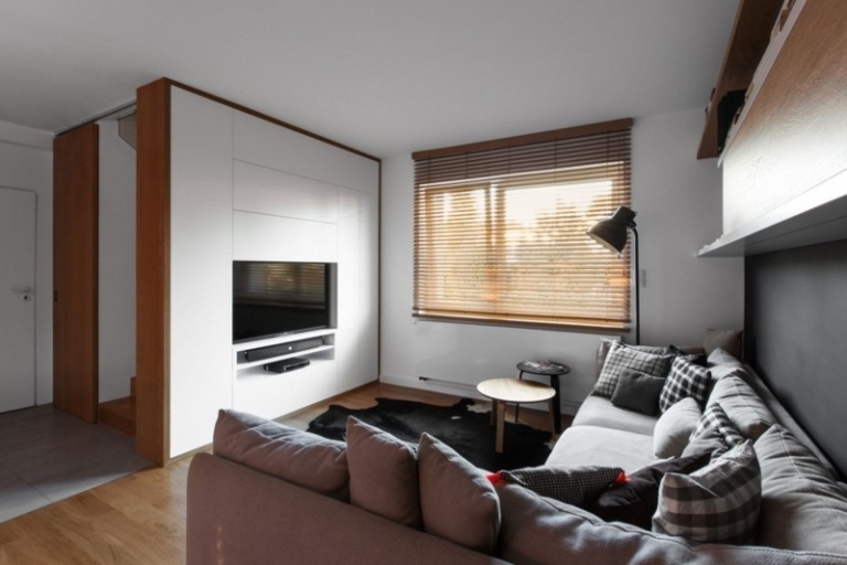 interiör i vitt och trä vardagsrum soffa grå lounge