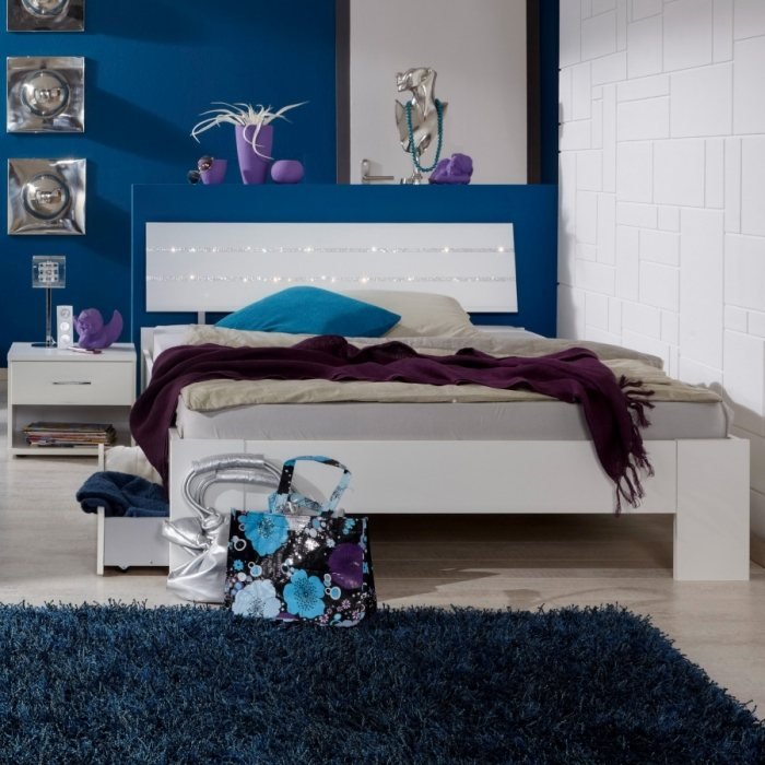 Modern-ungdom-säng-scarlett-vit-strass-säng-nattlampa
