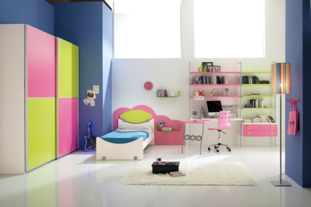 plantskola-dekor-tjejer-rosa-gröna-möbler-blå-väggar