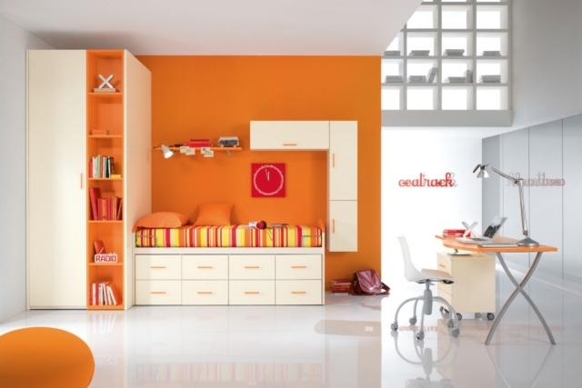 barnrum-inredning-platsbesparande-möbler-orange-ecru