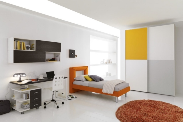 modern-barnrum-möbler-pojke-mörkt-trä-vit-orange-stoppad säng