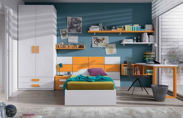 modern-barnrum-möblering-pojke-orange-vit-möbel-blå-väggfärg
