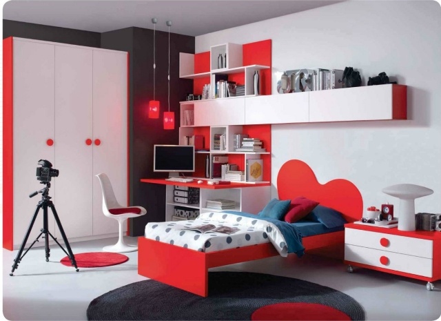 modern-barnrum-möblering-flicka-röd-vit-enkelsäng-hjärta-säng-huvud