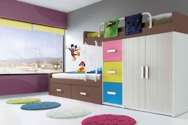 modern-barn-rum-inredning-två-sängar-loft-säng-garderob-nedervåningen