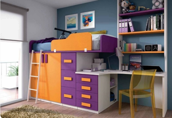 möbeluppsättning-barnrum-loftsäng-förvaringsutrymme-under-orange-lila