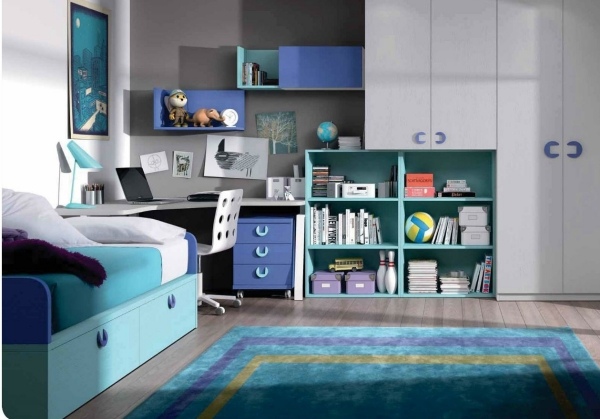möbler-barn-rum-pojke-blå-kricka-vit-hörn-skrivbord
