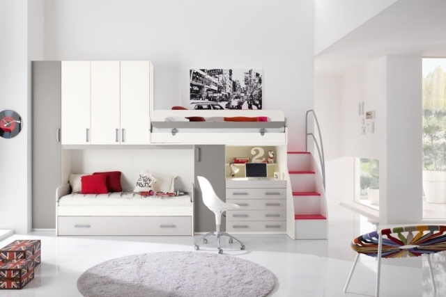 barnrum-möblering-loft-säng-trappor-vit-ljusgrå-färger-röda-accenter