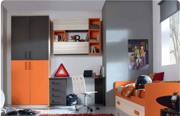 möbler-barnrum-pojke-orange-mörkgrå-ljusgrå-väggfärg