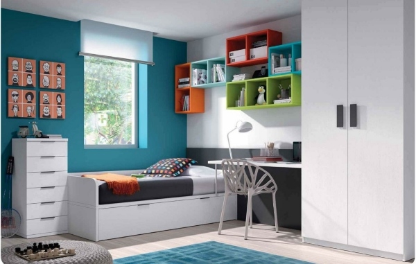 möbel-set-barnrum-pojke-vägg-färg-turkos-blå-vit-möbler