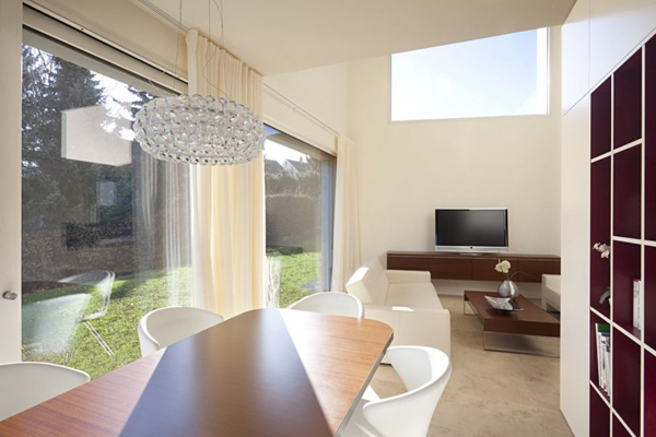 Kristallkrona minimalistiskt interiör vardagsrum