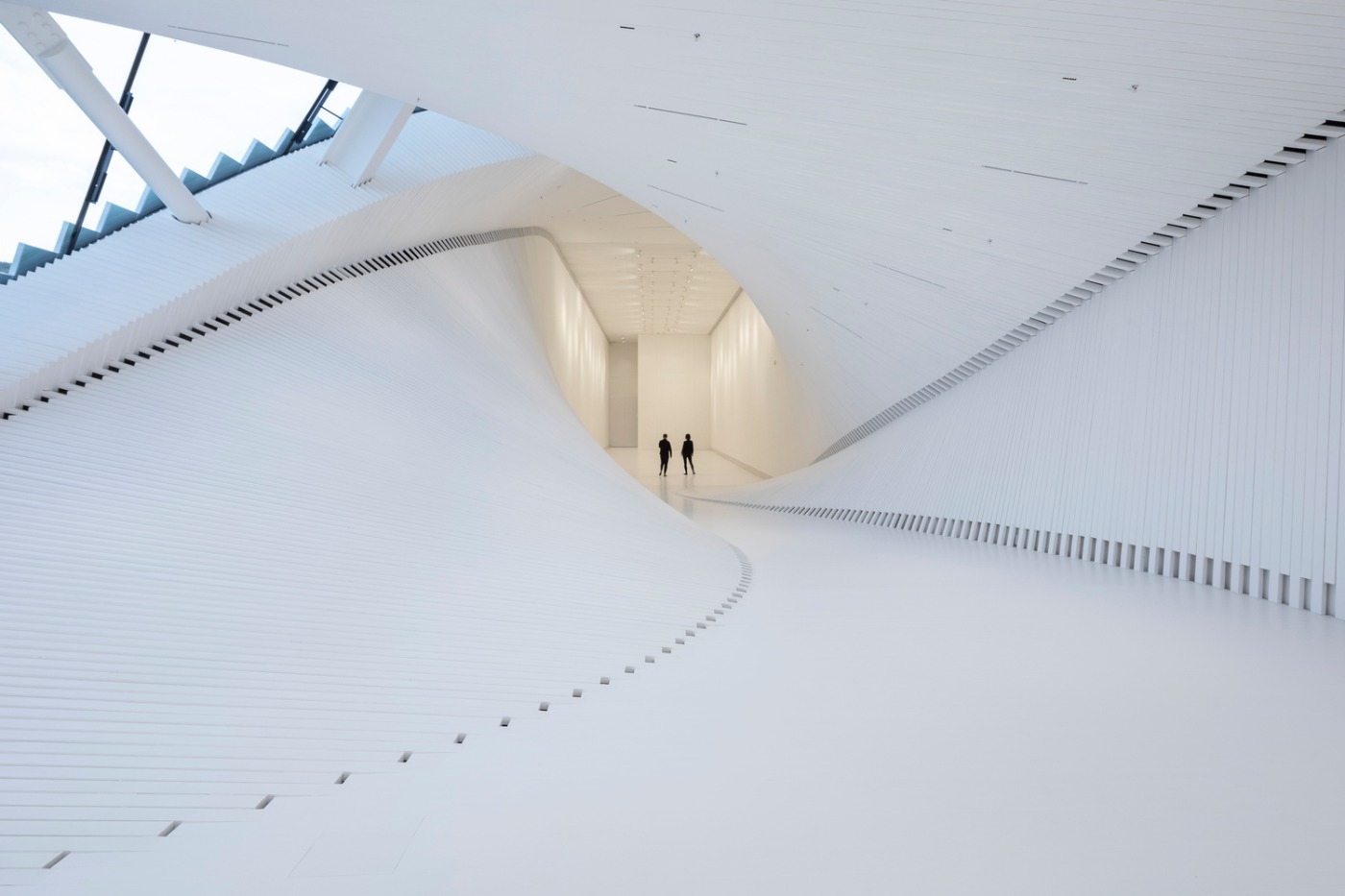 vriden interiör i vitt designad för en modern museivridning i norge
