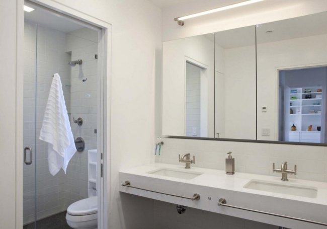 Noll energi hus badrum traditionellt vitt spegelskåp
