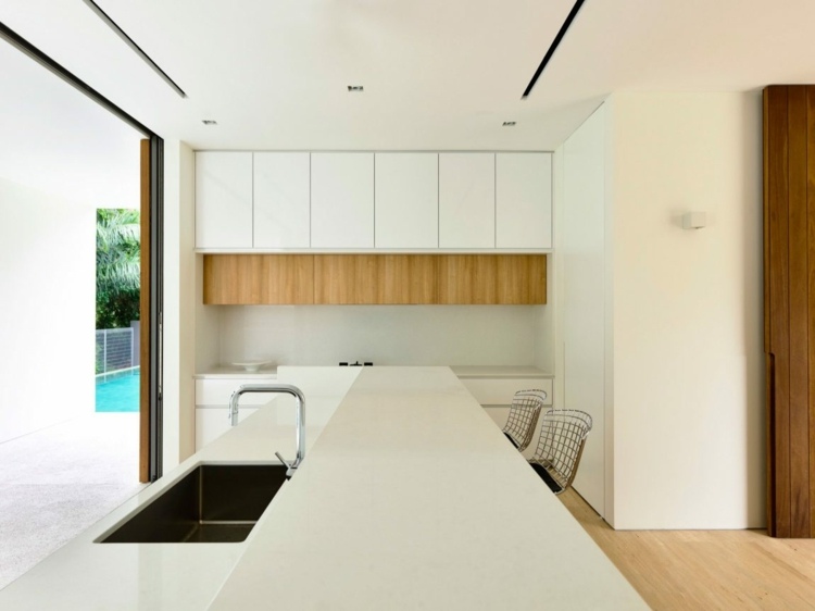 öppet vardagsrum-litet-kök-inredning-design-enkla-bar-stolar-gitter-metall