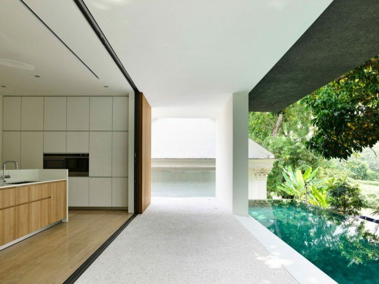 öppet-vardagsrum-utomhus-kök-vita-skåp-minimalistisk-design