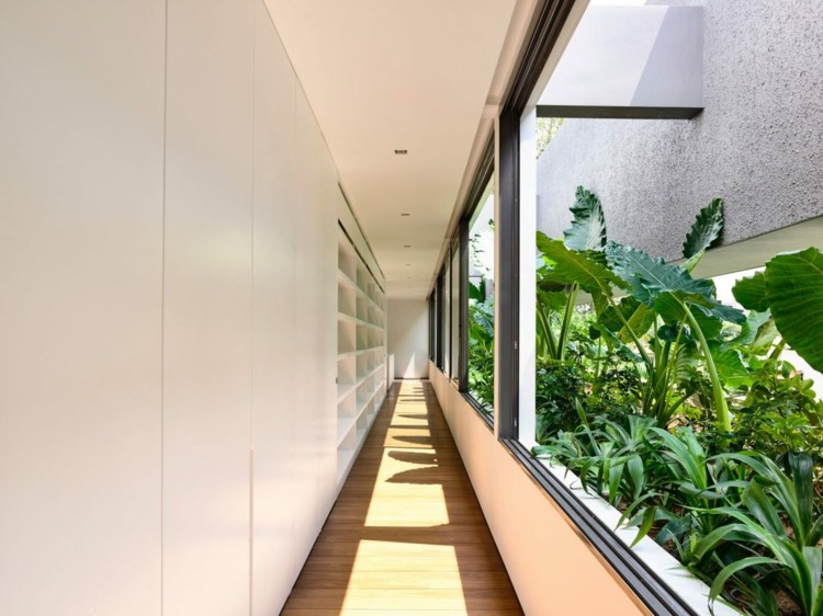 öppet-vardagsrum-korridor-terrass-skjut-fönster-sol-inbyggd garderobshylla