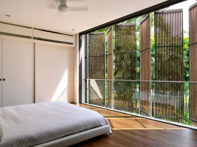 öppet-vardagsrum-fönsterluckor-moderna-trä lameller-säng-sovrum-trägolv