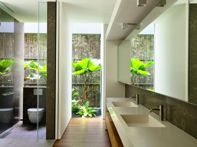 öppet-vardagsrum-design-badrum-glas-dörr-toalett-spegel