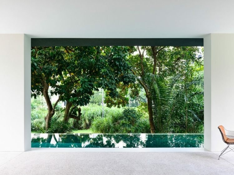 öppet-vardagsrum-utsikt-trädgård-pool-vita väggar