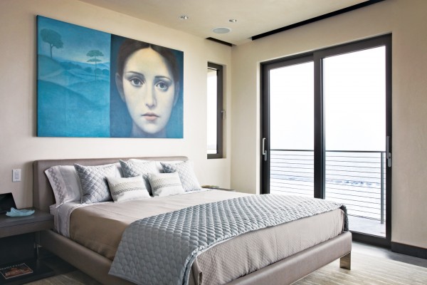 Modernt passivhus sovrum porträtt stora ljusa sängkläder