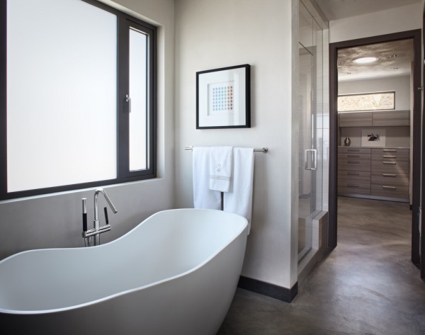 Modernt badrum rymliga badhanddukar vita idéer