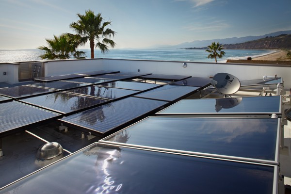 Moderna passivhus solpaneler tak strålningsvärme varmvattenbehandlingssystem utrustning