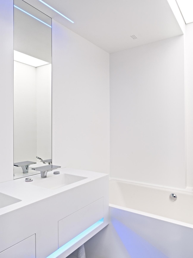 vitt badrum modern takvåningsdesign av himacscf