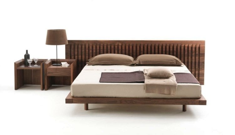 säng-sovrum-mjukt trä-riva-trälister-optik-idé-bordslampa-kudde-brun