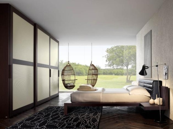 varm sovrumsdesign med hängande stolar
