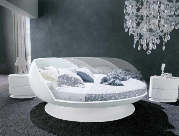 rund vit säng - svart sovrum