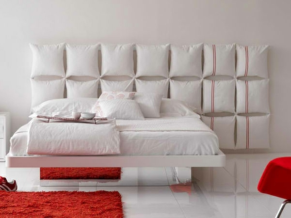 vitt och rött i sovrumsdesign